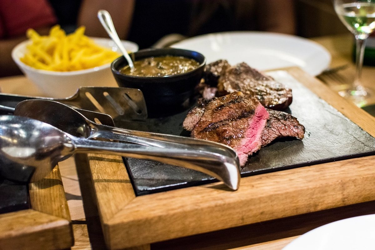 Entrecôte grillée, beurre maître d’hôtel